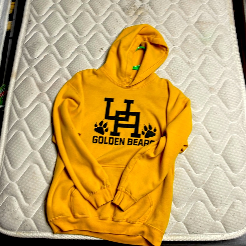 This is a hoddie from Gildan, a size M and has only been  Once or twice